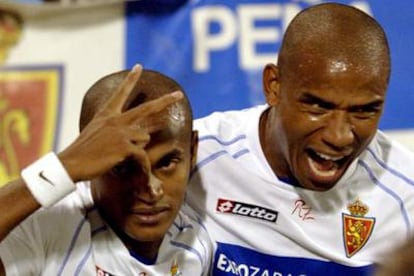 Los jugadores del Zaragoza Ewerthon y Álvaro celebran un gol ante el Valencia.