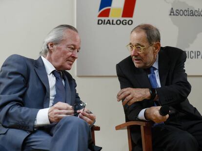 El exministro popular Jos&eacute;p Piqu&eacute; (izquierda) escucha al exministro socialista Javier Solana. 
