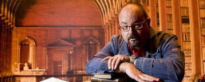 Carlos Ruiz Zafón, en el escenario del Teatre del Liceu, de Barcelona, donde el pasado miércoles presentó su nueva novela.