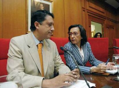 Rosa Aguilar y Rafael Blanco, ayer, durante el primer pleno de la nueva corporación de Córdoba.