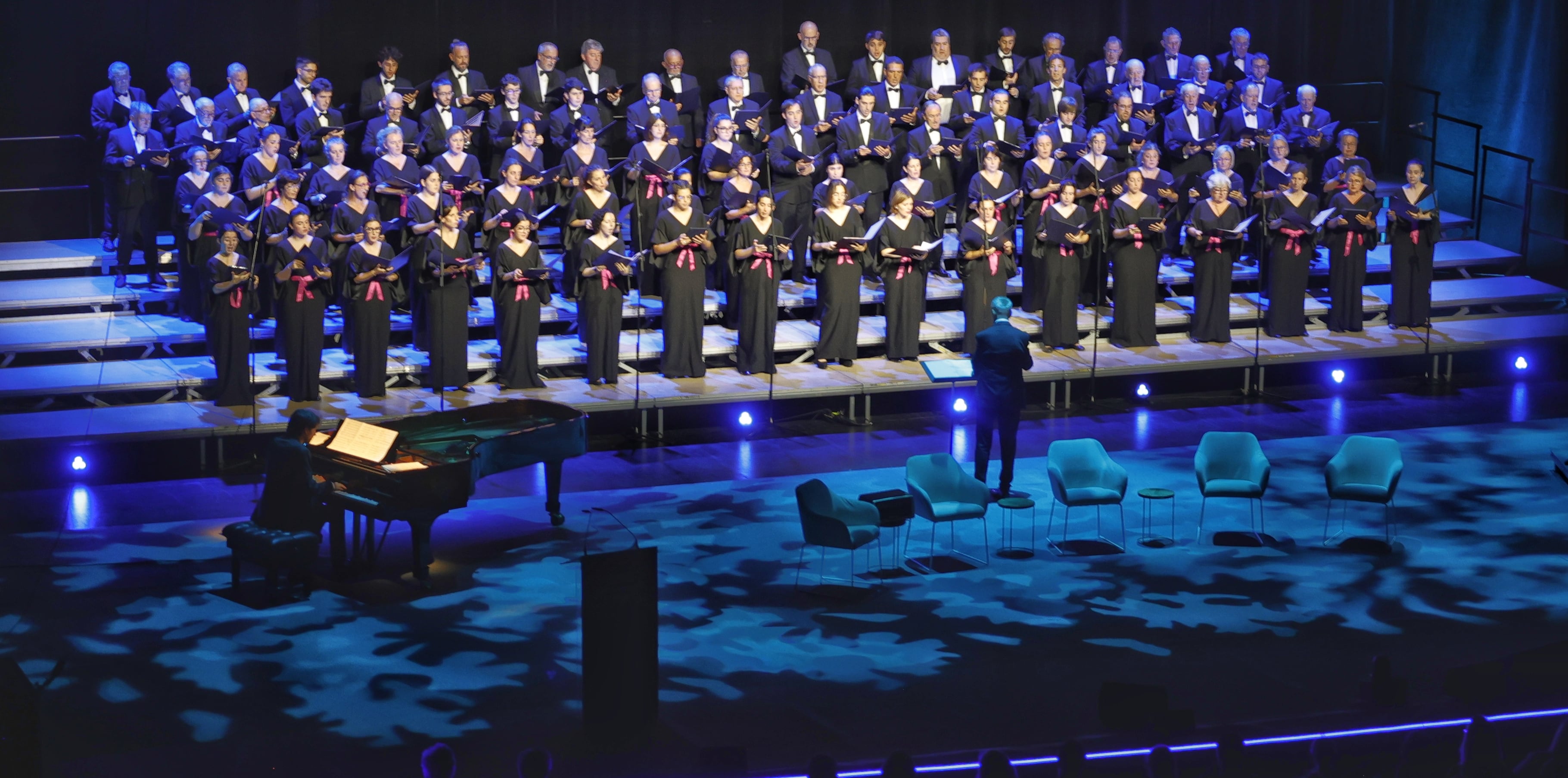 El Orfeón Donostiarra actúa en la gala del centenario de Radio San Sebastián.