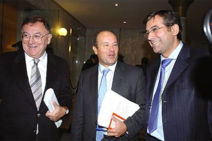 Fernando Salinas, Juan Carlos Campo y Enrique López, vocales del Poder Judicial, tras la reunión de ayer.
