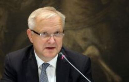 El vicepresidente de la CE)y responsable de Asuntos Econ&oacute;micos, Olli Rehn, durante su intervenci&oacute;n hoy en Roma.