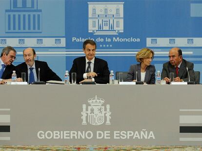 Alierta (Telefónica), el vicepresidente primero Pérez Rubalcaba, Rodríguez Zapatero, la vicepresidenta económica Salgado y Botín (Santander), en la reunión de La Moncloa.