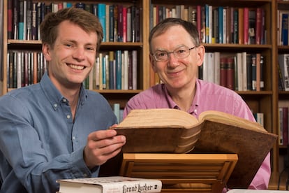 Los historiadores Arthur der Weduwen (izquierda) y Andrew Pettegree (derecha) en la biblioteca de la Universidad de St. Andrews, en Escocia, en una fotografía cedida.