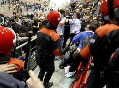 Agentes de la Ertaintza intervienen en el velódromo de Anoeta durante la junta de accionistas de la Real Sociedad