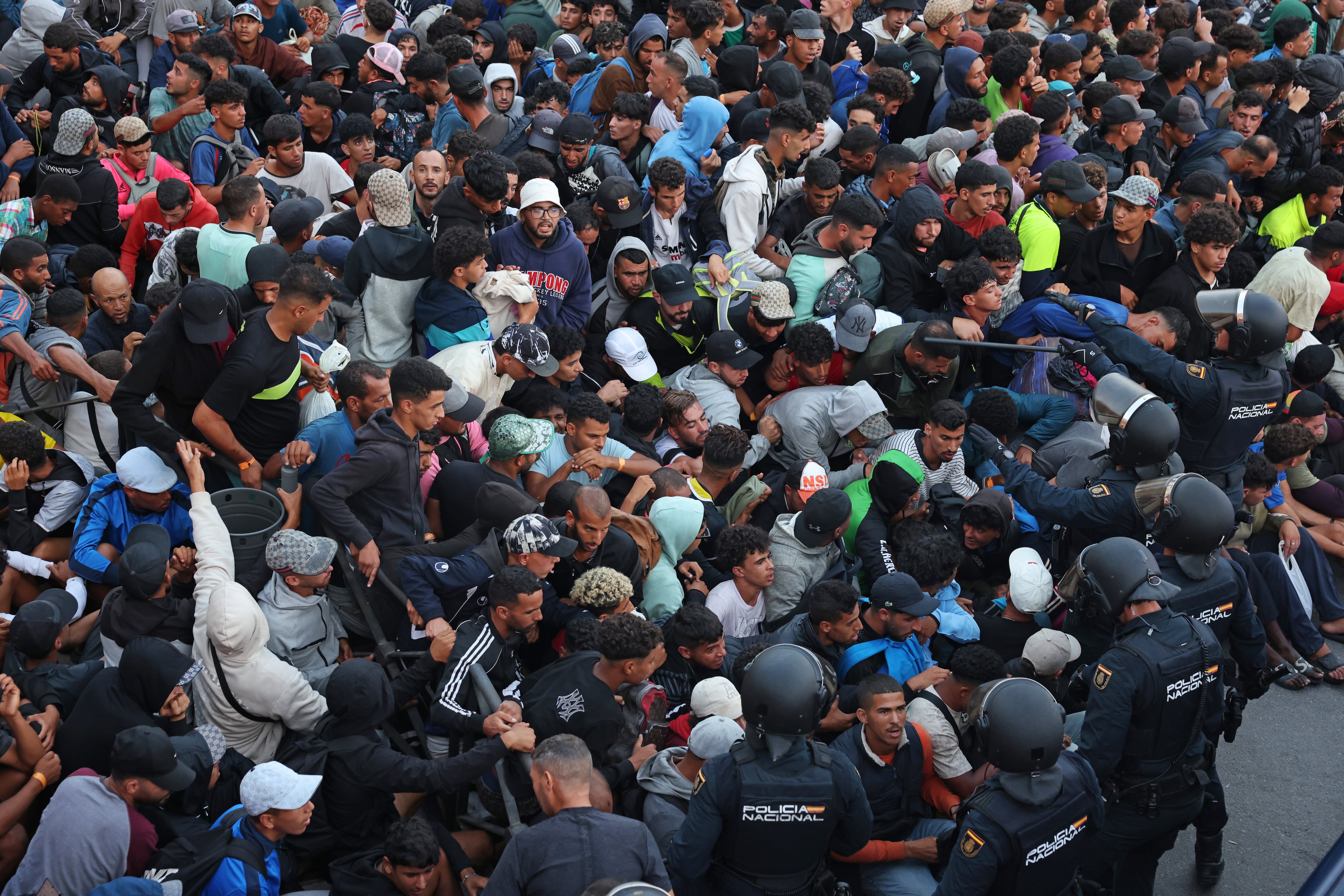 Crisis en Ceuta y actualidad política, en directo | Tensión y nerviosismo entre los migrantes en el traslado desde las playas al puerto de Ceuta