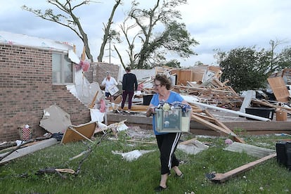 Voluntarios limpian los escombros en Nevada, Iowa. 