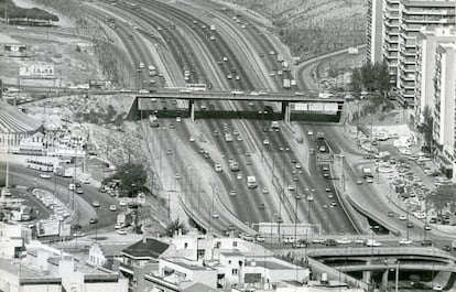 Vista aérea de la M-30 en ocubre de 1983. En primer término, el puente de Ventas y detrás, el puente del Calero, con las viviendas conocidas como Las Colmenas en la avenida Donostiarra. A la izquierda, el circo Price, instalado junto a la plaza de Las Ventas.