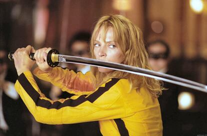 Quentin Tarantino le regaló el papel de su vida en las dos partes de Kill Bill, y ella se preparó a fondo para convertirse en la más letal de las asesinas a sueldo, recogiendo toda la tradición oriental de las artes marciales del japonés Sonny Chiba y el hongkonés experto en kung-fú Gordon Liu. La Novia, la Mamba Negra, Beatrix Kiddo. Uma Thurman con katana y chándal amarillo para el recuerdo. 
