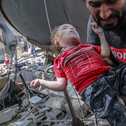 Gaza (---), 16/05/2021.- A Palestinian father carries his dead daughter from the rubble of a destroyed house after an Israeli air strike in Gaza City, 16 May 2021. A total of 174 people have been killed in Israeli raids on Gaza, including 47 children and 29 women, the Palestinian Ministry of Health said on Sunday. In response violent confrontations between Israeli security forces and Palestinians in Jerusalem, various Palestinian militant factions in Gaza launched rocket attacks on Israel since 10 May, resulting in retaliatory strikes by Israel on Gaza. (Atentado, Estados Unidos, Jerusalén) EFE/EPA/HAITHAM IMAD ATTENTION EDITORS: GRAPHIC CONTENT