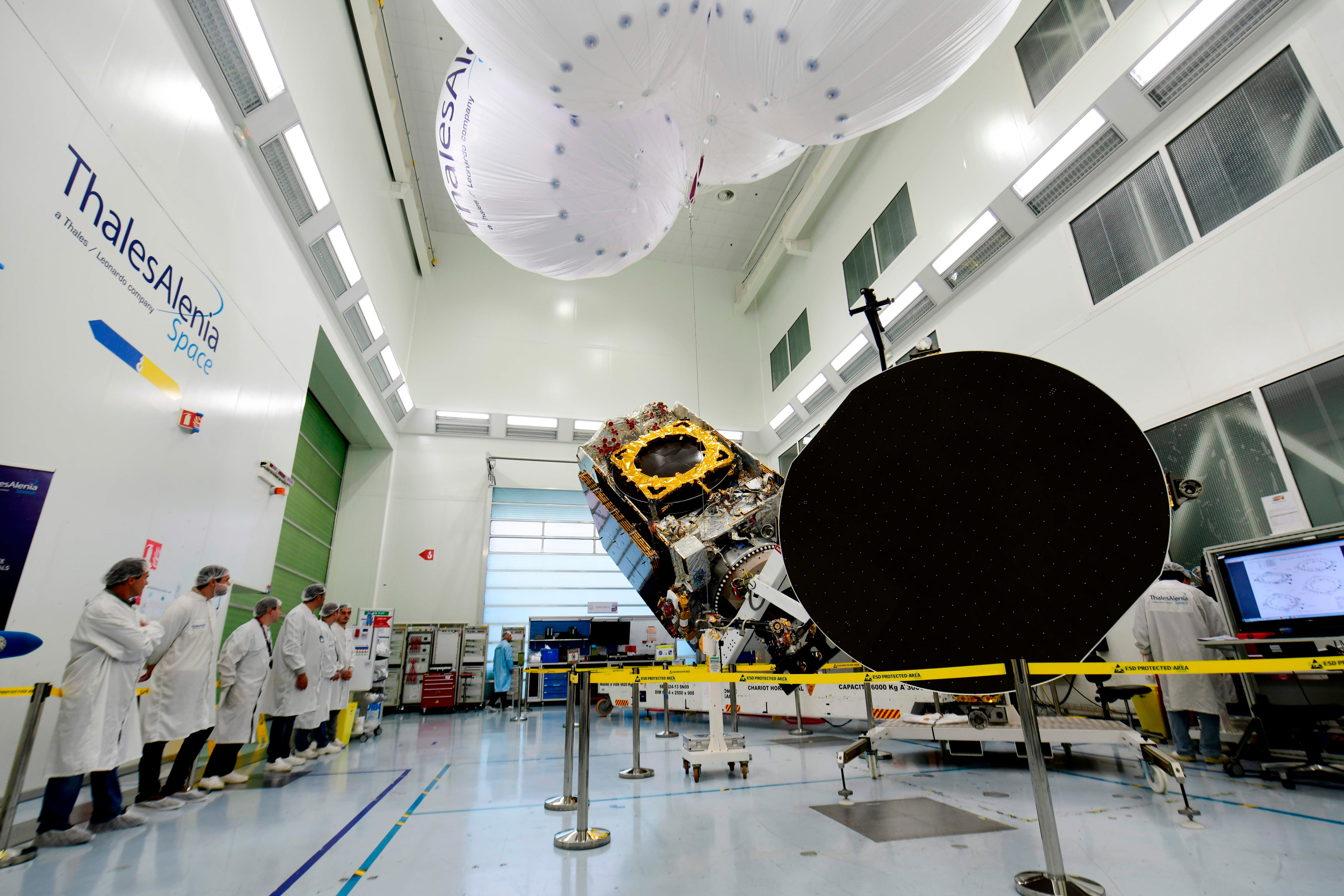 Ingenieros de Thales en la planta de Cannes, al sur de Francia