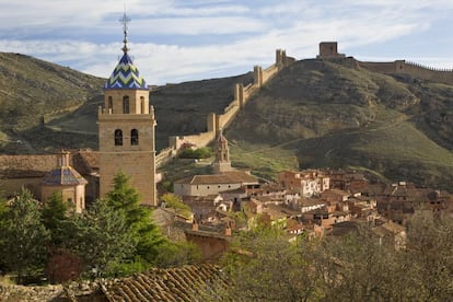 Su sistema defensivo se compone de tres castillos, el principal, el del Andador y el de Doña Blanca, y dos recintos cerrados por fuertes murallas que rodean por completo esta villa abrazada por el río Guadalaviar. El primer recinto (del siglo X) corresponde a la medina o primitiva ciudad musulmana, y estaba rodeado por una muralla sin torres y con una sola puerta. El segundo, que empezó a construirse 100 años después, posee las murallas más imponentes y encerraba un amplio espacio de monte que podía servir para refugio de los ganados en caso de peligro. Más información: <a href="http://www.albarracin.es" target="_blank">albarracin.es</a>