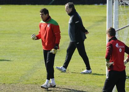 Iraizoz, en primer término, y al fondo aparece Bielsa.