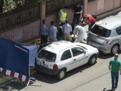 Investigadors dels Mossos durant l'aixecament del cadàver.