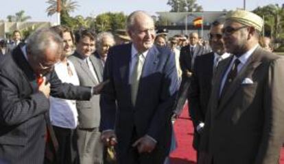 El rey Juan Carlos acompañado del rey Mohamed VI (d), hoy en el aeropuerto de Rabat, donde se han despedido antes de la partida del monarca español hacia España tras cuatro días de visita a Marruecos.