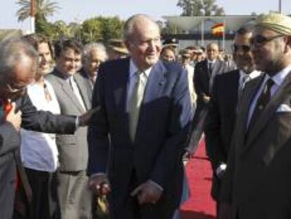 El rey Juan Carlos acompañado del rey Mohamed VI (d), hoy en el aeropuerto de Rabat, donde se han despedido antes de la partida del monarca español hacia España tras cuatro días de visita a Marruecos.