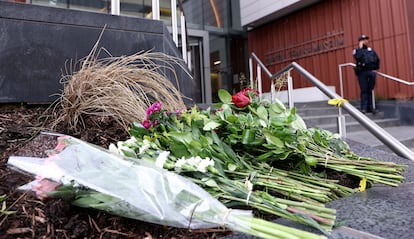 Ramos de flores colocados ante el Museo Judío de Washington tras el ataque, este jueves.