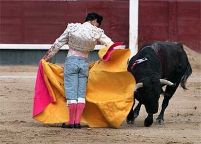 Miguel Abellán, con vaqueros tras su cogida en Las Ventas.