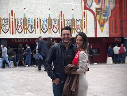 Ángel Pachón, con su hermana en los alrededores del estadio Ramón Sánchez Pizjuán.