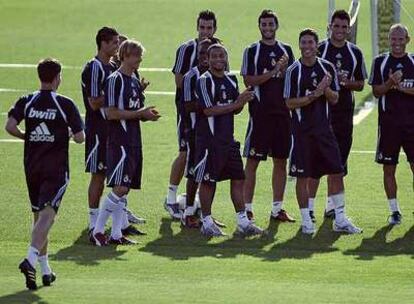 Xabi Alonso, entre aplausos, llega a su primer entrenamiento con el Madrid.