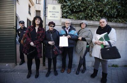 Los sindicatos llevan la reducción de horario de los centros de salud de atención primaria en Madrid al Defensor del Pueblo. 