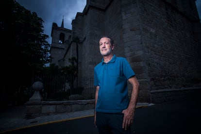 Ángel García, víctima de abusos, con la iglesia de Valdemorillo al fondo.