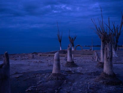 Las ruinas de un Hotel quedan expuestas por la bajante extrema de la laguna.