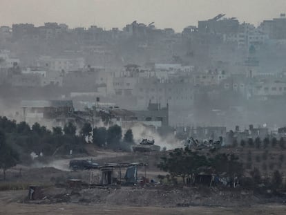 Un tanque israelí maniobra en Gaza, visto desde el sur de Israel, este viernes.