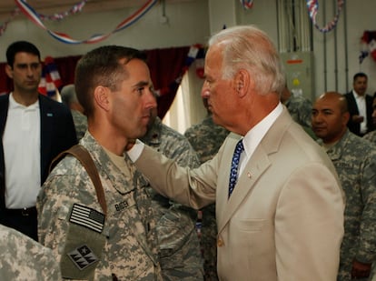 Joe Biden (entonces vicepresidente de EE UU) habla con su hijo, el capitán Beau Biden, en Bagdad, en 2009.