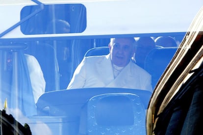 El Papa se va en autobús de la Ciudad del Vaticano para viajar a Ariccia (provincia de Roma, Italia) el pasado 9 de marzo.
