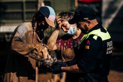 Un policía local junto a dos voluntarias en Benetússer, este sábado. 