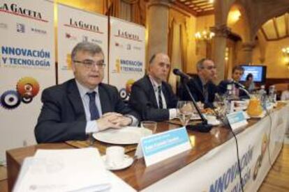 El secretario general de la Consejería de Educación de la Junta de Castilla y León, Juan Casado (izq.), en el Foro Gaceta de Salamanca.