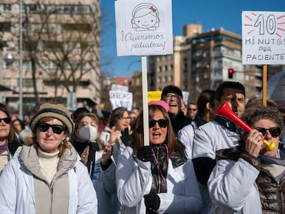 Miles de personas se manifiestan contra el desmantelamiento de la sanidad pública, el domingo en la plaza de Cibeles en Madrid.