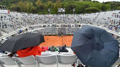 Rome (Italy), 14/05/2021.- Spectators take shelter from rain during the men's singles quarter final match Stefanos Tsitsipas of Greece against Novak Djokovic of Serbia at the Italian Open tennis tournament in Rome, Italy, 14 May 2021. (Tenis, Grecia, Italia, Roma) EFE/EPA/ETTORE FERRARI