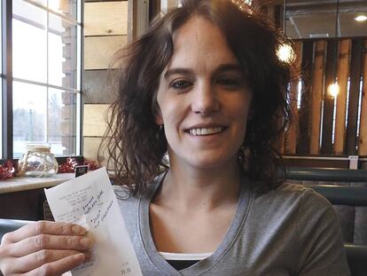 La camarera Danielle Franzoni muestra el recibo con la propina de 2.020 dólares (1.800 euros).