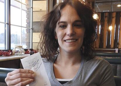 La camarera Danielle Franzoni muestra el recibo con la propina de 2.020 dólares (1.800 euros).