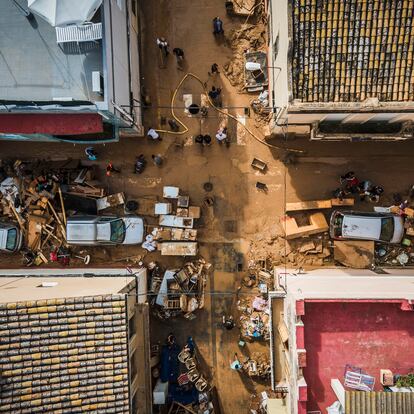 Volunteers and residents cleanup four days after flash floods swept away everything in their path in the town of Paiporta, the epicentre of the storm, outskirts of Valencia, Spain, Saturday, Nov. 2, 2024.(AP Photo/Angel Garcia)