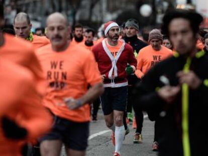 El último día del año queremos exprimir todas las fuerzas que nos quedan del 2016 y qué mejor que correr la San Silvestre Vallecana. Es el último gran esfuerzo antes de las Campanadas, pero ¿cómo hay que abordar la carrera para lograr una buena marca?