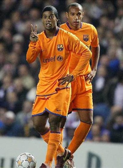 Ronaldinho y Henry durante el partido ante el Rangers de Glasgow