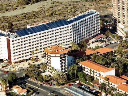 Placas fotovoltaicas en el tejado de un hotel en Gran Canaria