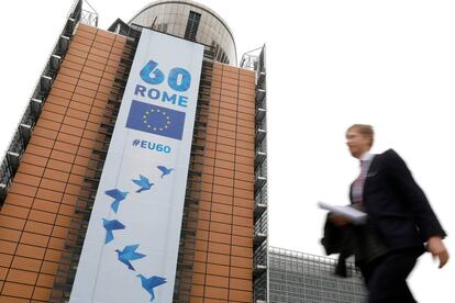 Un hombre pasa junto a la sede de la Comisi&oacute;n Europea en Bruselas
