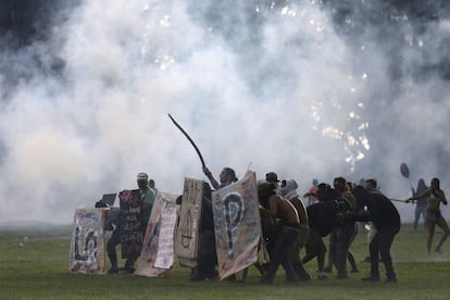 Manifestantes durante ato contra a PEC do Teto em Brasília.