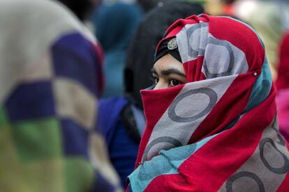 Una estudiante de Bangladés participa en una protesta en Dhaka.