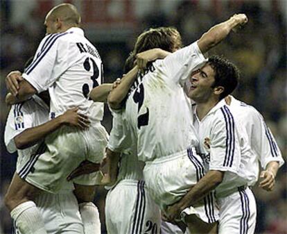 Los jugadores madridistas, entre ellos Raúl Bravo y Míchel Salgado, se abrazan tras la consecución por parte de Raúl del primer gol.