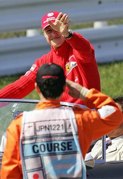 Schumacher saluda a un miembro del circuito de Suzuka.