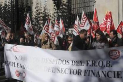 Concentración de sindicalistas de UGT y CC.OO frente a la Subdelegación del Gobierno en León, ante el anuncio de despidos colectivos planteados en la banca española. EFE/Archivo