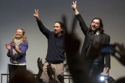 El candidato de Podemos a la Presidencia del Gobierno, Pablo Iglesias, acompañado por el responsable de Relaciones con la Sociedad Civil, Rafa Mayoral (d), y la juez Victoria Rosell (c), durante un acto de campaña celebrado hoy en el Teatro Alameda de Málaga.