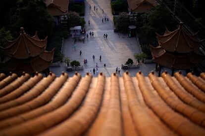 Ambiente durante la visita organizada por el Gobierno chino a la Torre de la Grulla Amarilla de Wuhan (China).