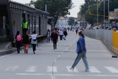 El alcalde de Bogotá, Carlos Fernando Galán, reportó que al menos 300.000 personas que se movilizan en transporte público se han visto perjudicadas en la capital colombiana.